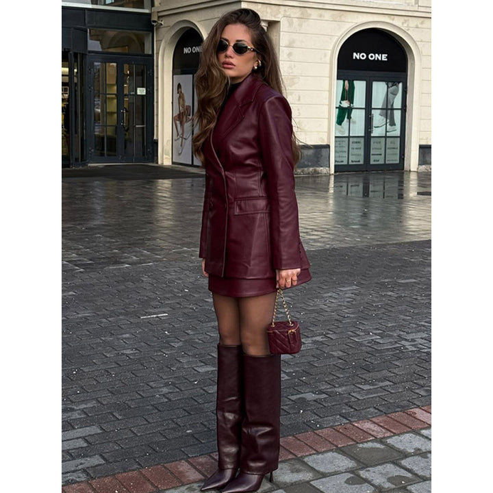 Damernas eleganta läderblazerjacka i figursydd design med mode detaljer Mirla-Eva Jonsson
