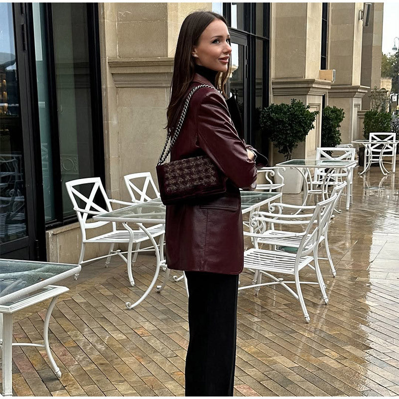 Damernas eleganta läderjacka med figursydd design Mirla-Eva Jonsson