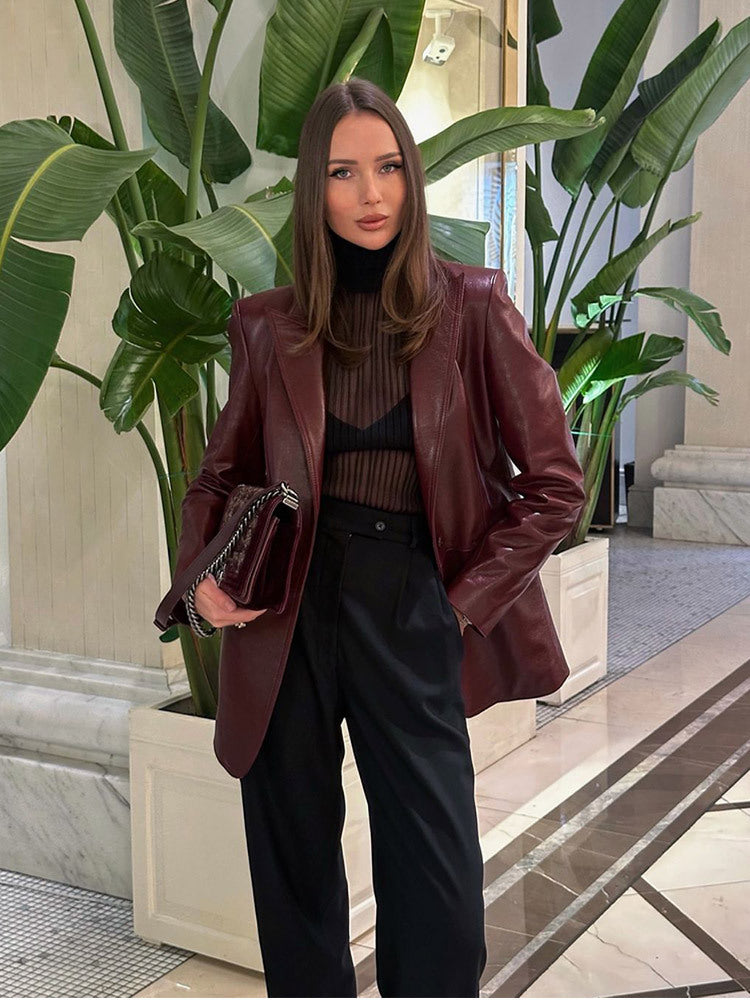 Damernas eleganta läderjacka med figursydd design Mirla-Eva Jonsson