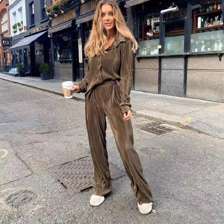 Damernas eleganta lounge-set gjort av mjuka veck Mirla-Eva Jonsson