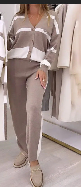 Damernas eleganta lounge set med knappframsida och randiga detaljer Mirla-Eva Jonsson