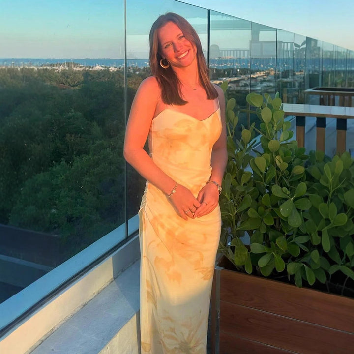 Damernas eleganta maxiklänning med blommiga accenter och smala axelband Mirla-Eva Jonsson