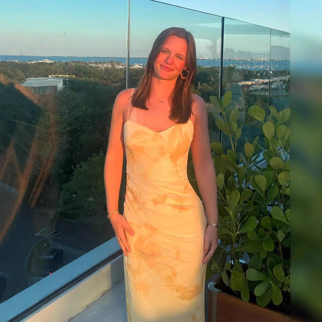 Damernas eleganta maxiklänning med blommiga accenter och smala axelband Mirla-Eva Jonsson