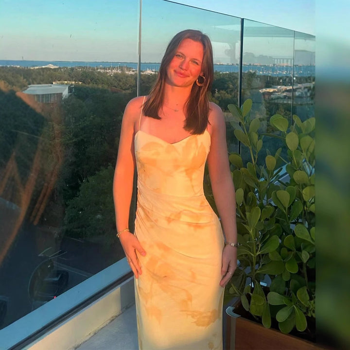 Damernas eleganta maxiklänning med blommiga accenter och smala axelband Mirla-Eva Jonsson