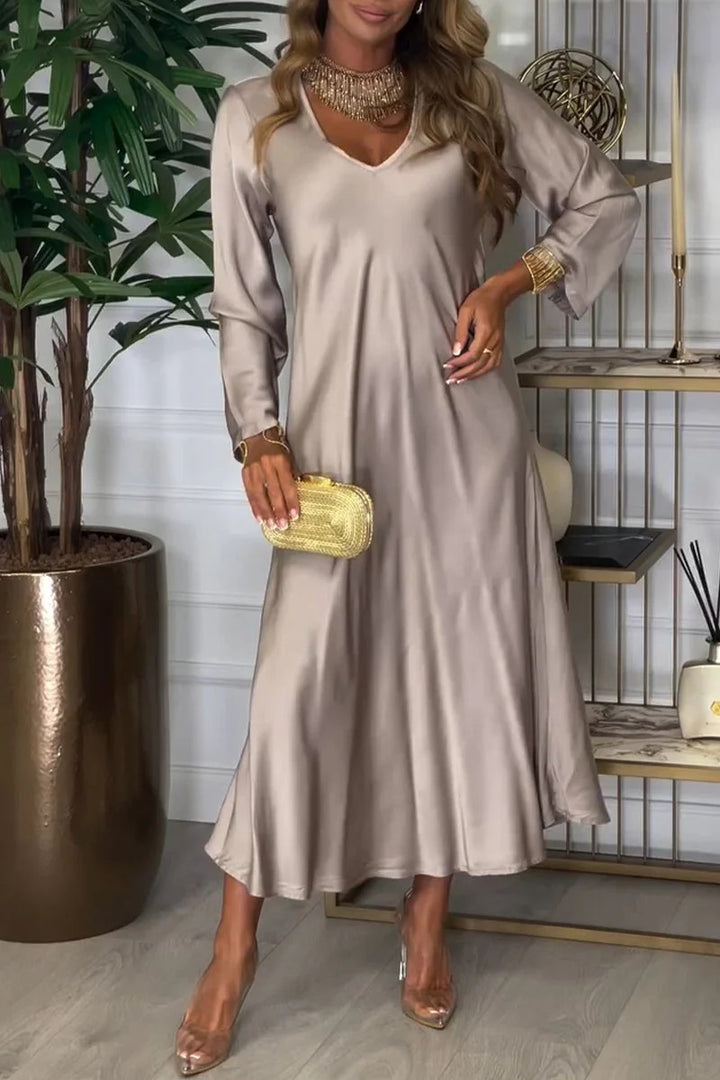 Damernas eleganta maxiklänning med djup V-ringning och flödande snitt Mirla-Eva Jonsson
