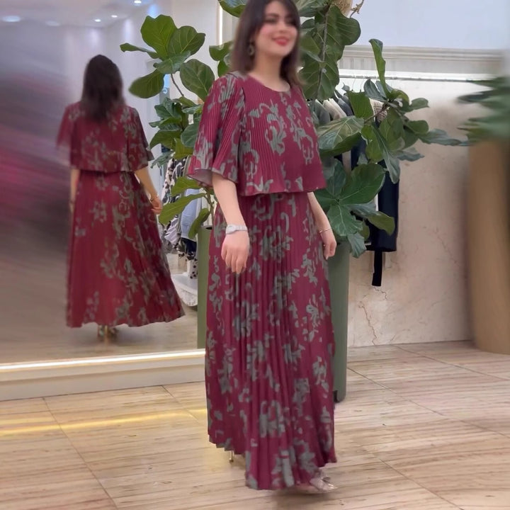 Damernas eleganta maxiklänning med ruffle-design och blommig skärning Mirla-Eva Jonsson