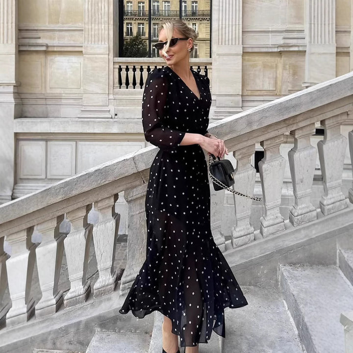Damernas eleganta maxiklänning med transparenta prickar och volangkant Mirla-Eva Jonsson