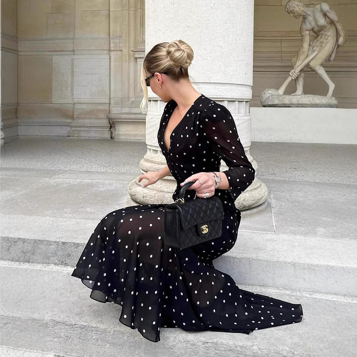 Damernas eleganta maxiklänning med transparenta prickar och volangkant Mirla-Eva Jonsson