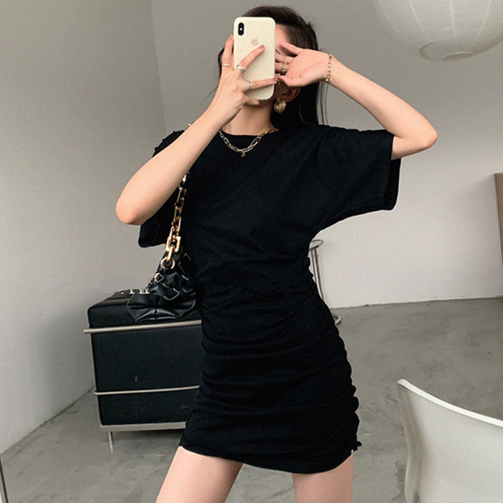 Damernas eleganta minikjol med rynkor och djup V-hals-Eva Jonsson