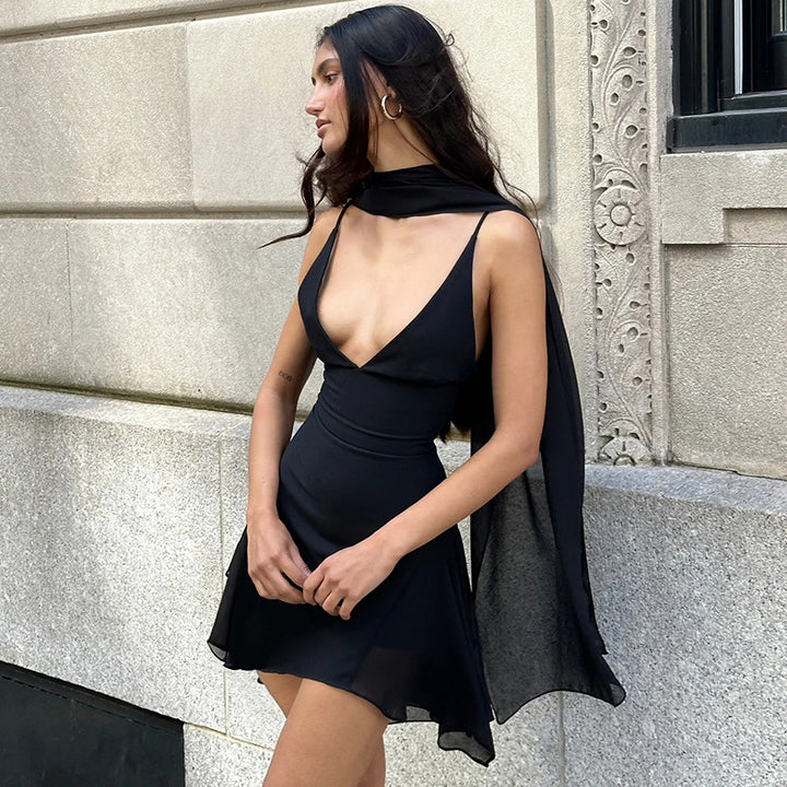 Damernas eleganta miniklänning med fördelaktig V-ringning och flödande tyg Eva Jonsson-Eva Jonsson