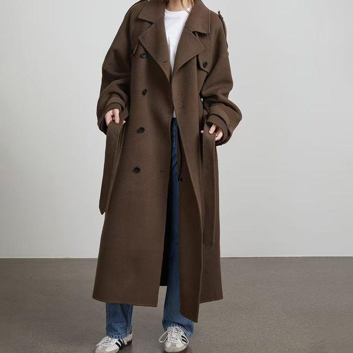Damernas eleganta och stiliga trenchcoat med midjereglerande bälte Mirla-Eva Jonsson