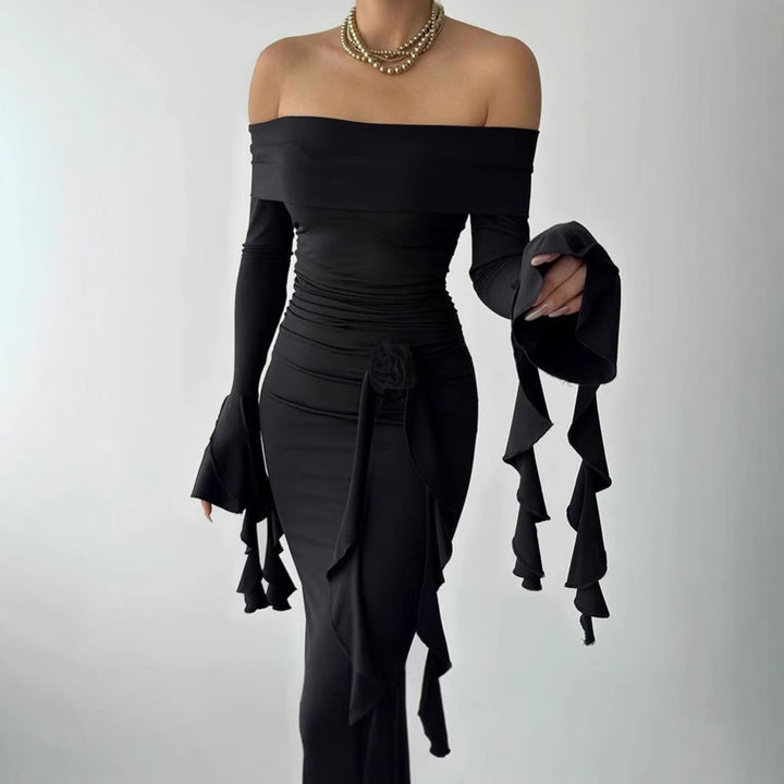 Damernas eleganta off-shoulder maxiklänning med volangdetaljer och figurnära silhuett Mirla-Eva Jonsson