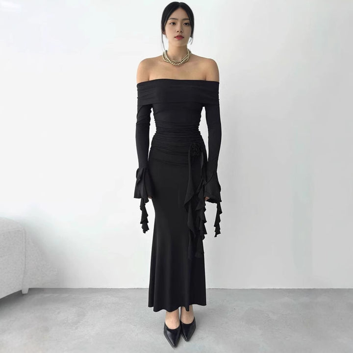 Damernas eleganta off-shoulder maxiklänning med volangdetaljer och figurnära silhuett Mirla-Eva Jonsson