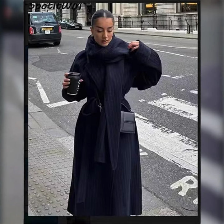 Damernas eleganta omlottjacka med hög krage och knytbälte Mirla-Eva Jonsson