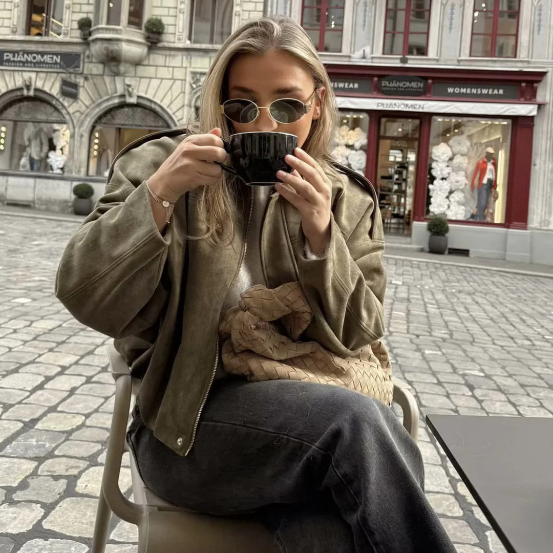 Damernas eleganta oversized-jacka i modern stil med raffinerad design Mirla-Eva Jonsson