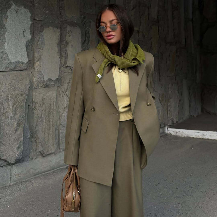 Damernas eleganta oversized kavaj med fickor och vid skärning Mirla-Eva Jonsson
