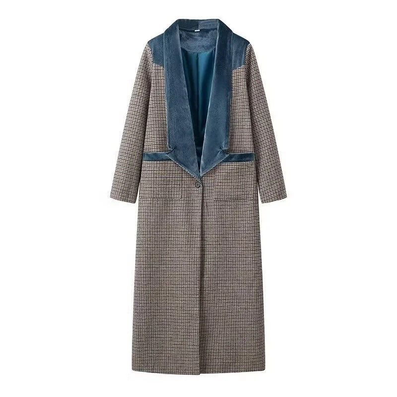 Damernas eleganta oversized rock med fluffig krage och strukturerad design Mirla-Eva Jonsson