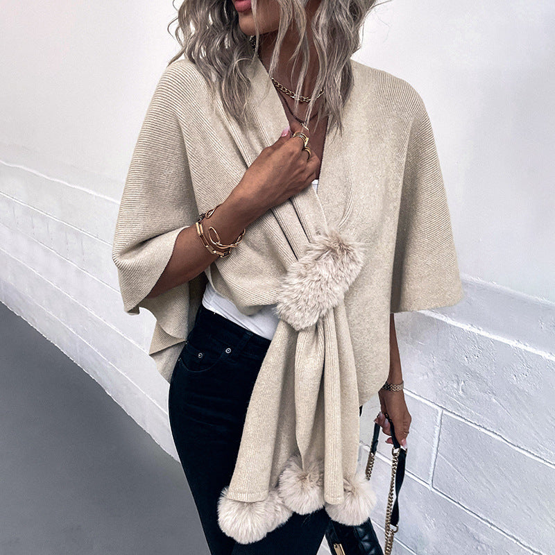 Damernas eleganta poncho med lyxigt konstpälsdetalj Mirla-Eva Jonsson