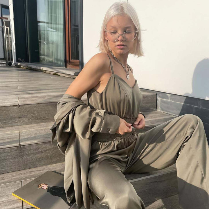 Damernas eleganta satinloungewear-set med stretchmidja och ärmlös blus Mirla-Eva Jonsson