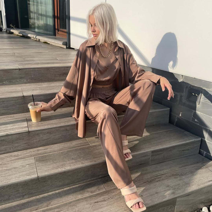 Damernas eleganta satinloungewear-set med stretchmidja och ärmlös blus Mirla-Eva Jonsson