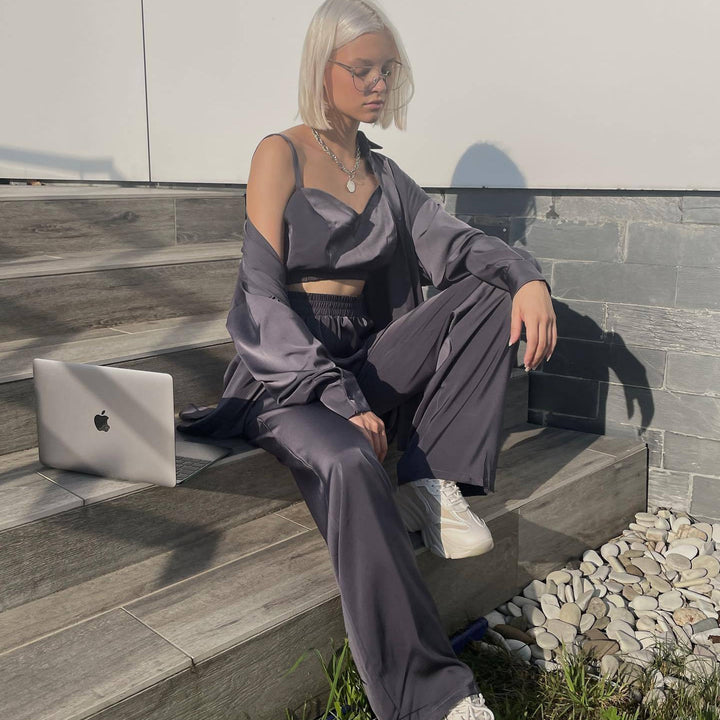 Damernas eleganta satinloungewear-set med stretchmidja och ärmlös blus Mirla-Eva Jonsson