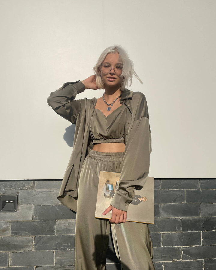 Damernas eleganta satinloungewear-set med stretchmidja och ärmlös blus Mirla-Eva Jonsson