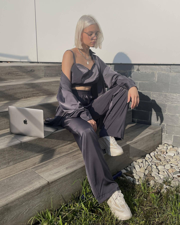 Damernas eleganta satinloungewear-set med stretchmidja och ärmlös blus Mirla-Eva Jonsson