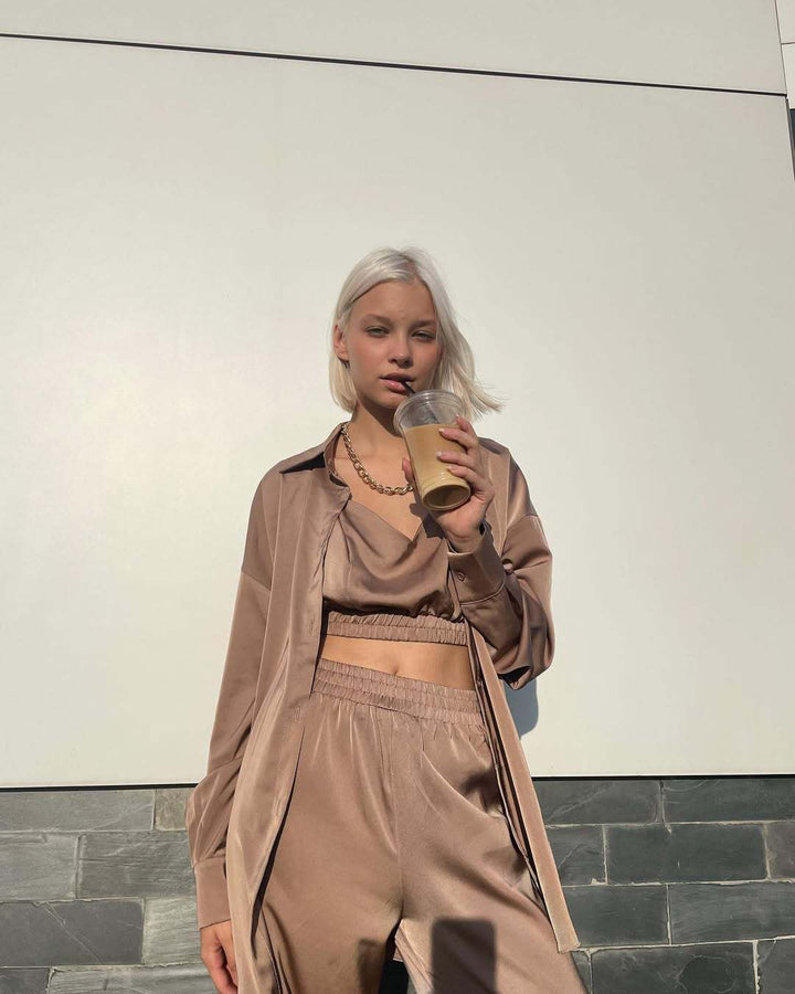 Damernas eleganta satinloungewear-set med stretchmidja och ärmlös blus Mirla-Eva Jonsson