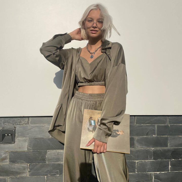 Damernas eleganta satinloungewear-set med stretchmidja och ärmlös blus Mirla-Eva Jonsson