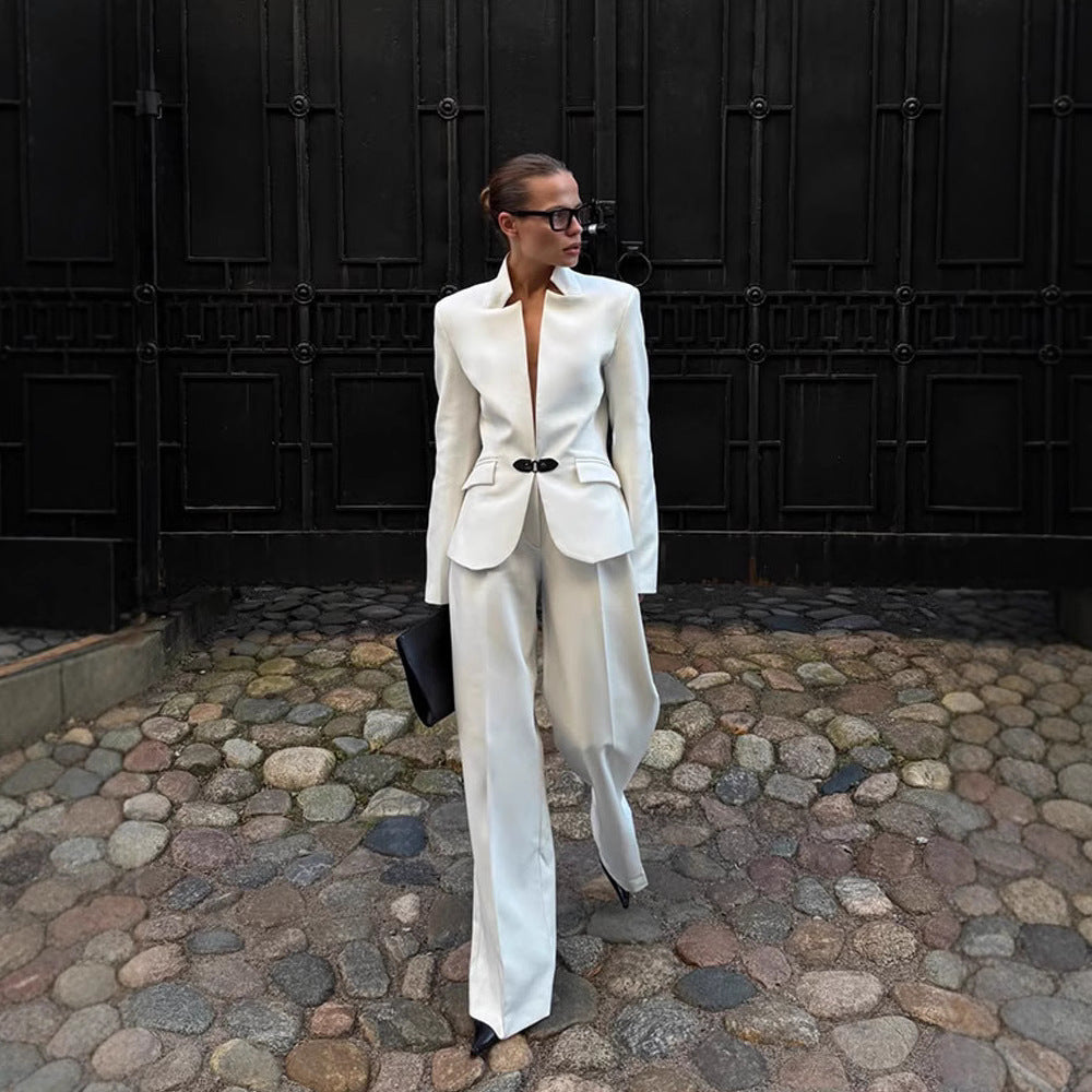 Damernas eleganta skräddarsydda kostymset med minimalistisk silhuett och djup urringning Eva Jonsson-Eva Jonsson