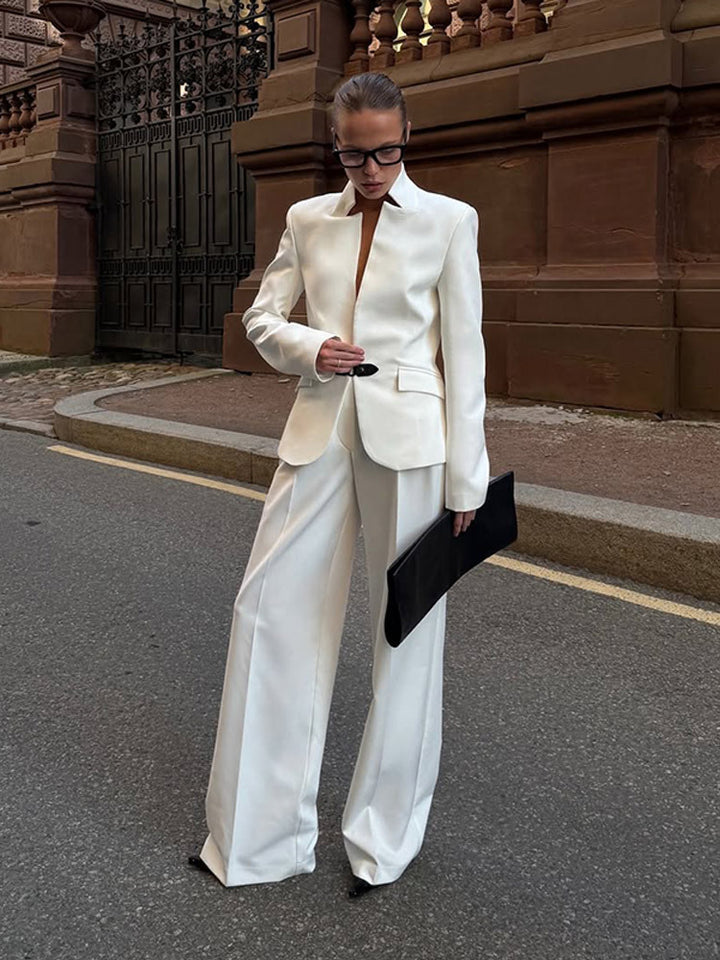 Damernas eleganta skräddarsydda kostymset med minimalistisk silhuett och djup urringning Eva Jonsson-Eva Jonsson