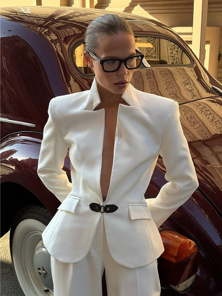 Damernas eleganta skräddarsydda kostymset med minimalistisk silhuett och djup urringning Eva Jonsson-Eva Jonsson