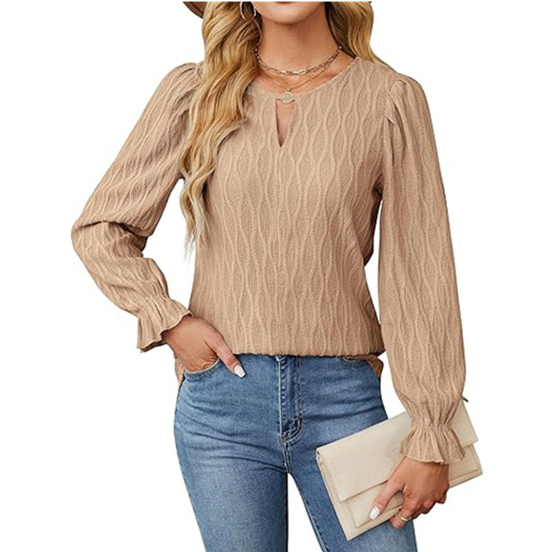 Damernas eleganta stickad blus med volangdetaljer Mirla-Eva Jonsson