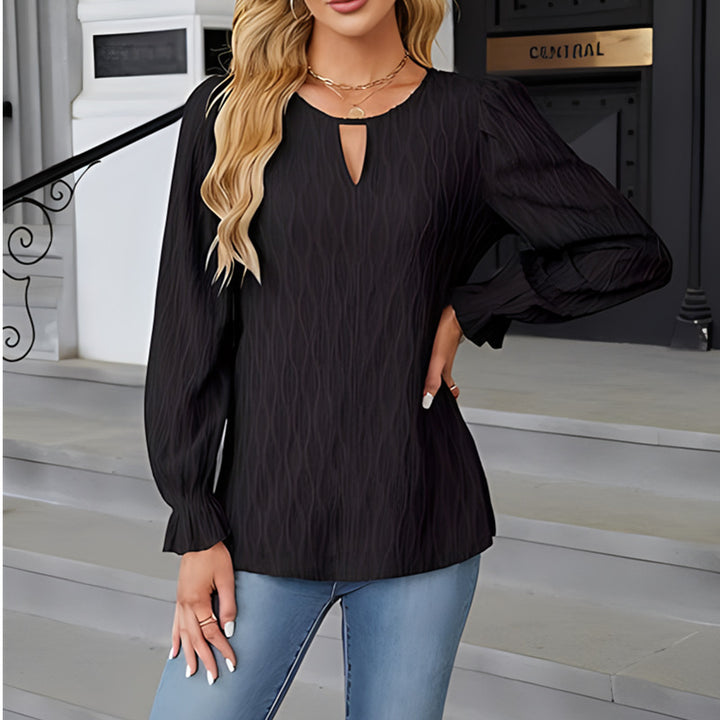 Damernas eleganta stickad blus med volangdetaljer Mirla-Eva Jonsson