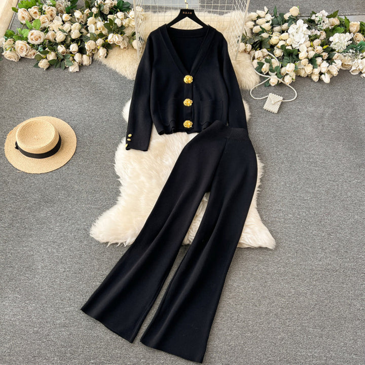Damernas eleganta stickad loungewear-set med dekorativa knappar och breda ben Mirla-Eva Jonsson