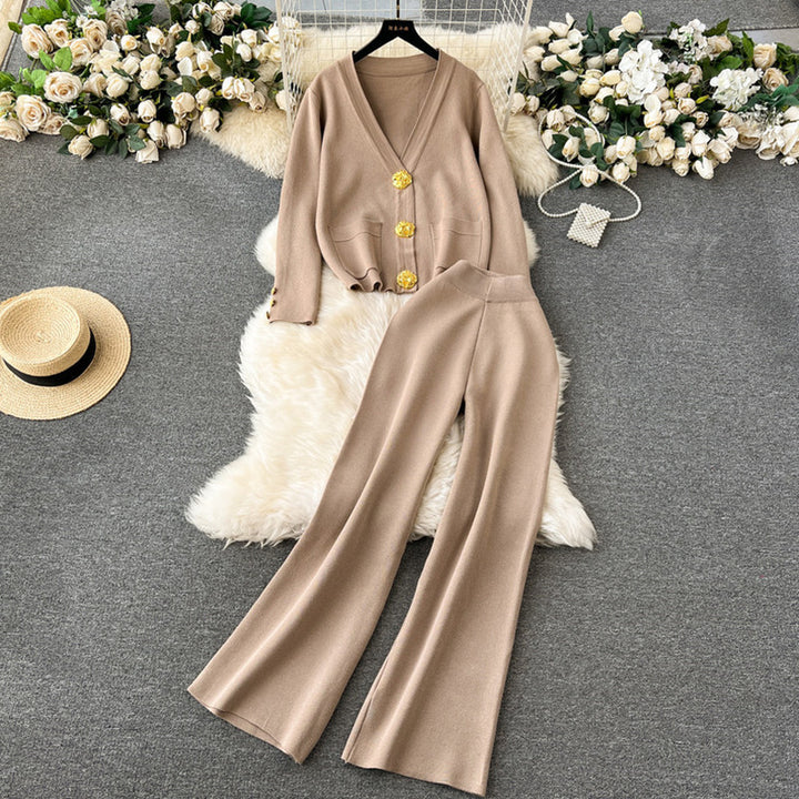 Damernas eleganta stickad loungewear-set med dekorativa knappar och breda ben Mirla-Eva Jonsson
