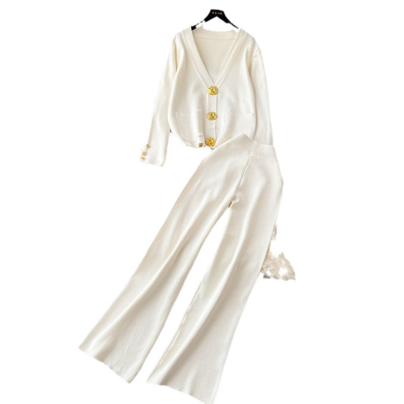 Damernas eleganta stickad loungewear-set med dekorativa knappar och breda ben Mirla-Eva Jonsson