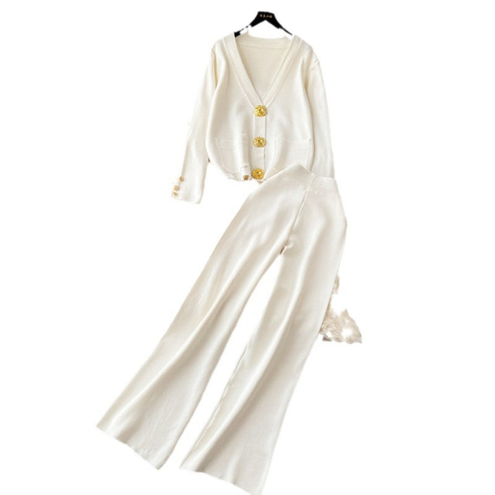 Damernas eleganta stickad loungewear-set med dekorativa knappar och breda ben Mirla-Eva Jonsson