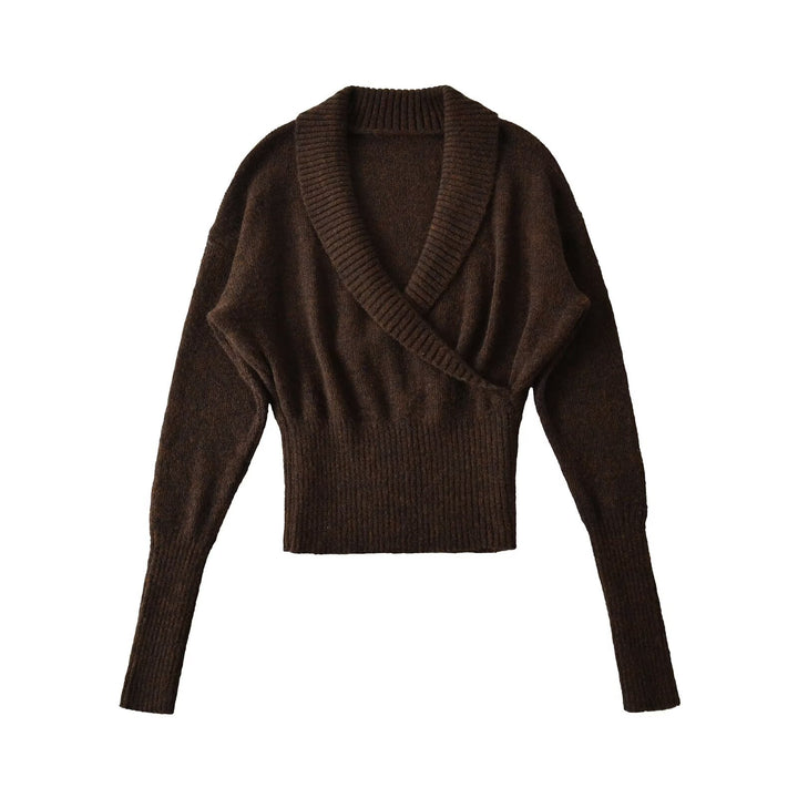 Damernas eleganta stickad tröja med överlappande V-ringning och ribbstruktur Mirla-Eva Jonsson