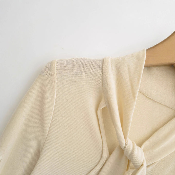 Damernas eleganta topp med dekorativ detalj med rosett Mirla-Eva Jonsson