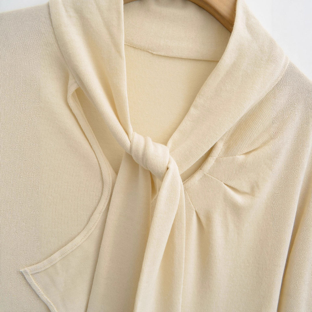 Damernas eleganta topp med dekorativ detalj med rosett Mirla-Eva Jonsson