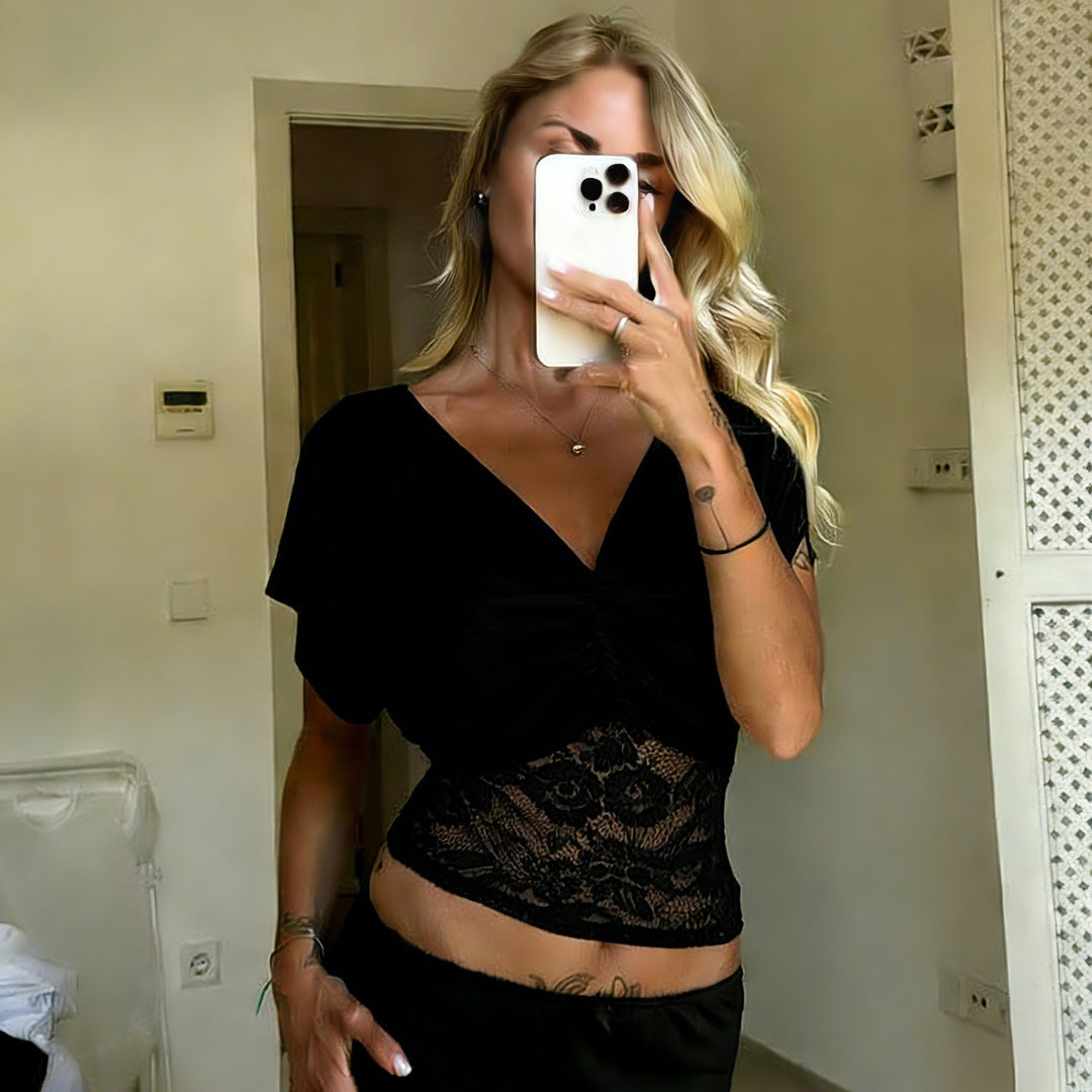 Damernas eleganta topp med spets och rynkning Mirla-Eva Jonsson