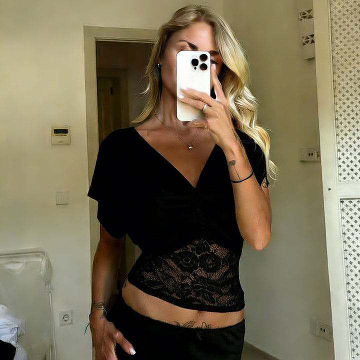 Damernas eleganta topp med spets och rynkning Mirla-Eva Jonsson