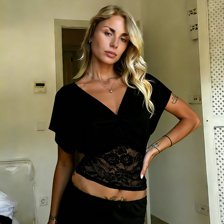 Damernas eleganta topp med spets och rynkning Mirla-Eva Jonsson