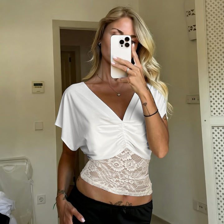 Damernas eleganta topp med spets och rynkning Mirla-Eva Jonsson