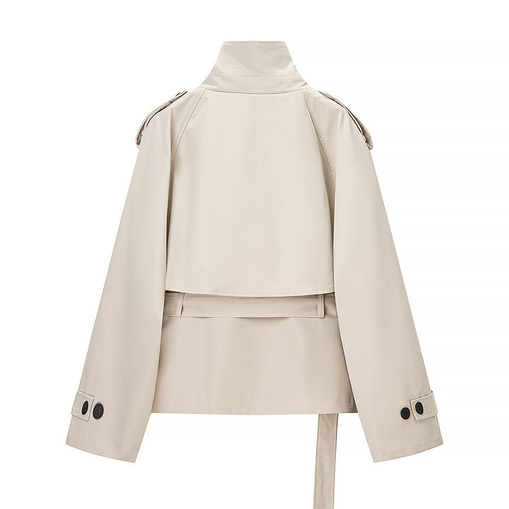 Damernas eleganta trenchcoat-jacka med moderiktig ståkrage och praktiska fickor Mirla-Eva Jonsson