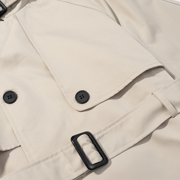 Damernas eleganta trenchcoat-jacka med moderiktig ståkrage och praktiska fickor Mirla-Eva Jonsson