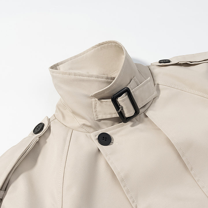 Damernas eleganta trenchcoat-jacka med moderiktig ståkrage och praktiska fickor Mirla-Eva Jonsson