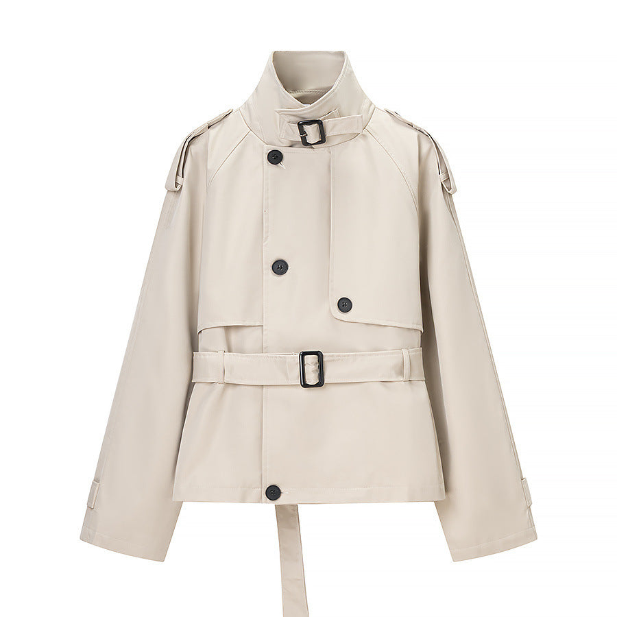 Damernas eleganta trenchcoat-jacka med moderiktig ståkrage och praktiska fickor Mirla-Eva Jonsson