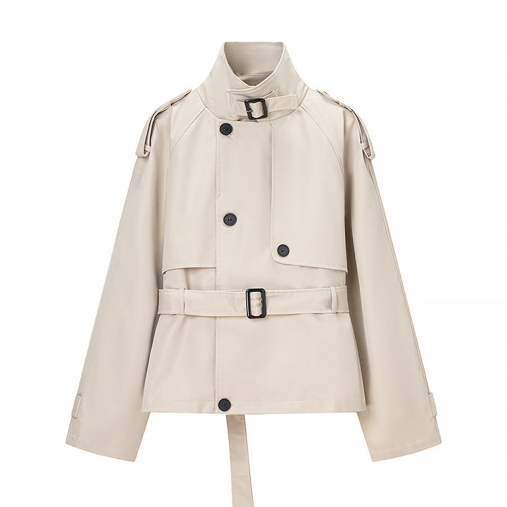 Damernas eleganta trenchcoat-jacka med moderiktig ståkrage och praktiska fickor Mirla-Eva Jonsson